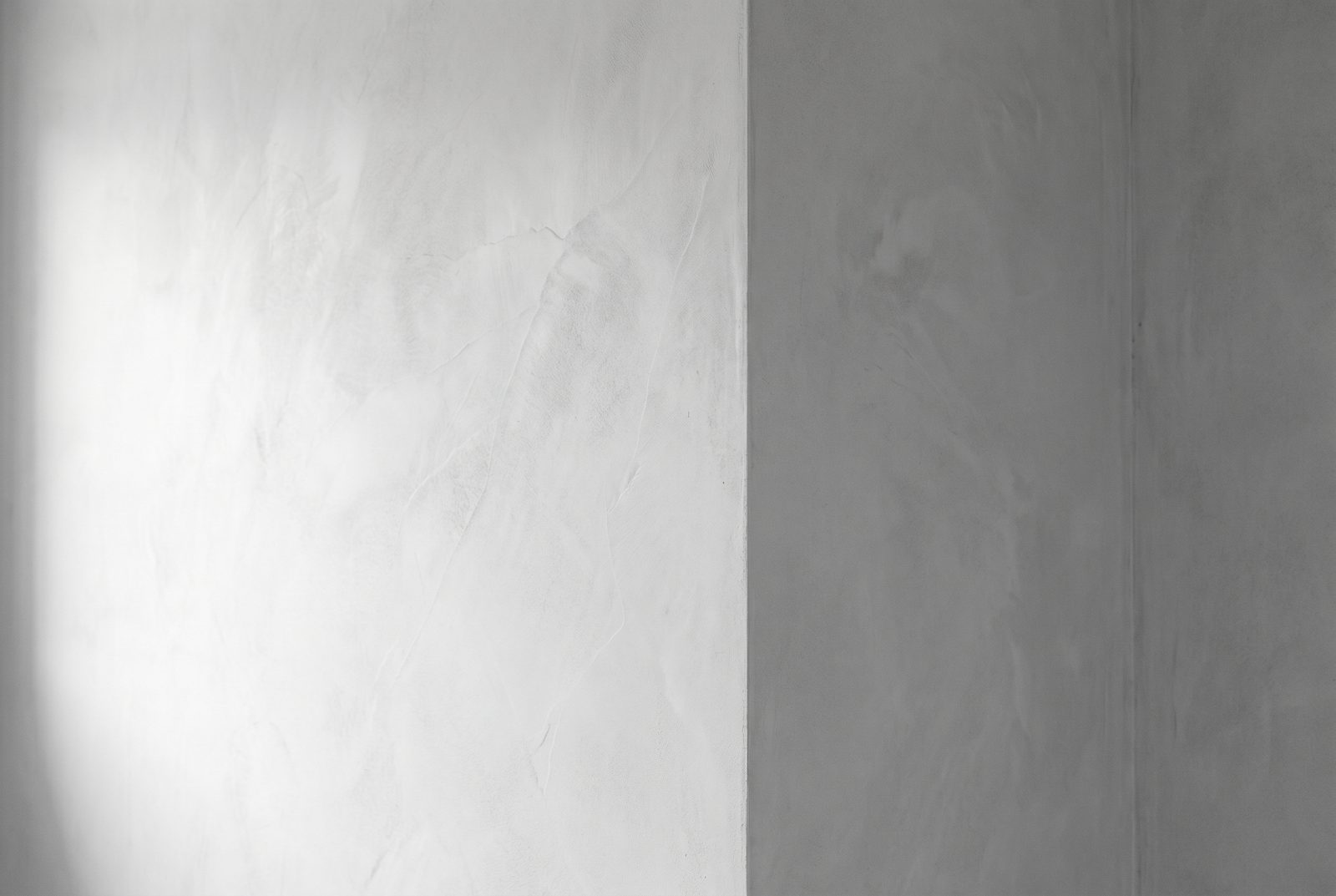 Glatt verputzte Wand und sauber abgehängte Decke