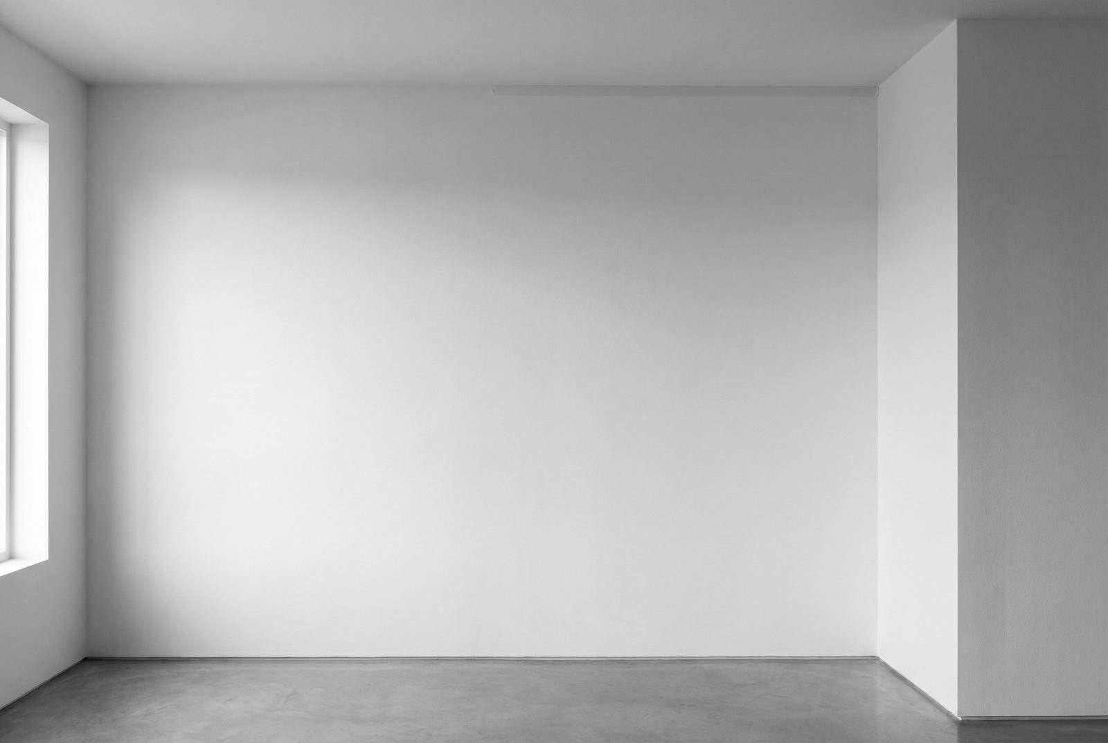 Frisch gestrichene, makellose Wand in ruhigem Innenraum