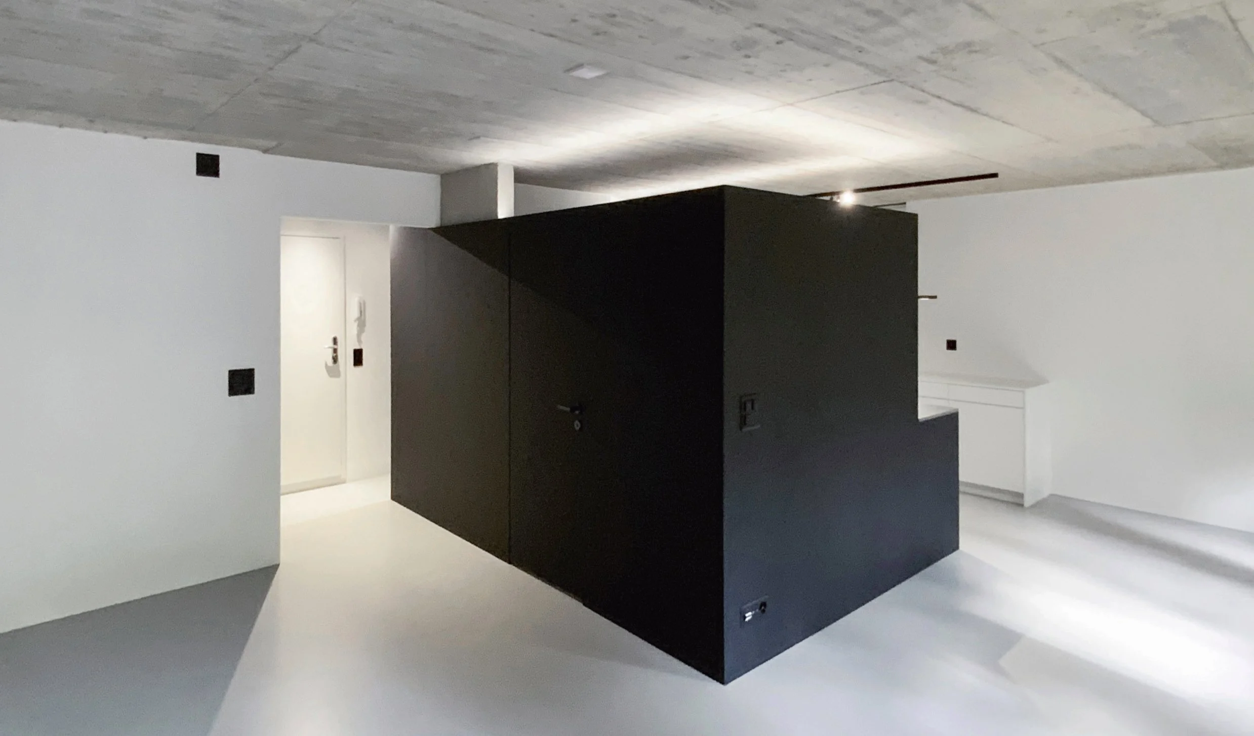 cubo, Bern — Materialdetail: schwarz beschichteter Kubus als Raumteiler