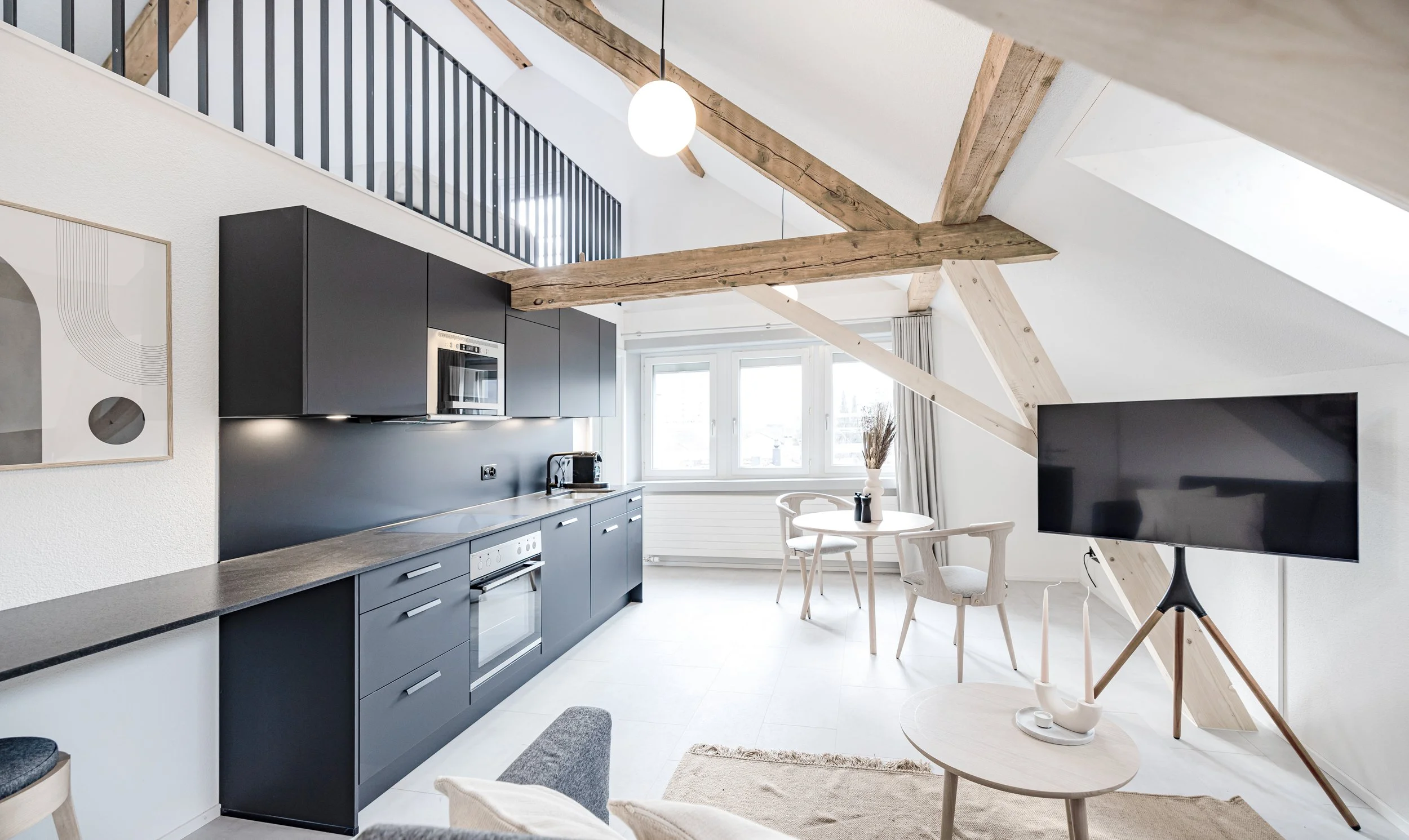 fleuve 42, Biel — Dachwohnung mit offener Küche unter altem Balkenwerk
