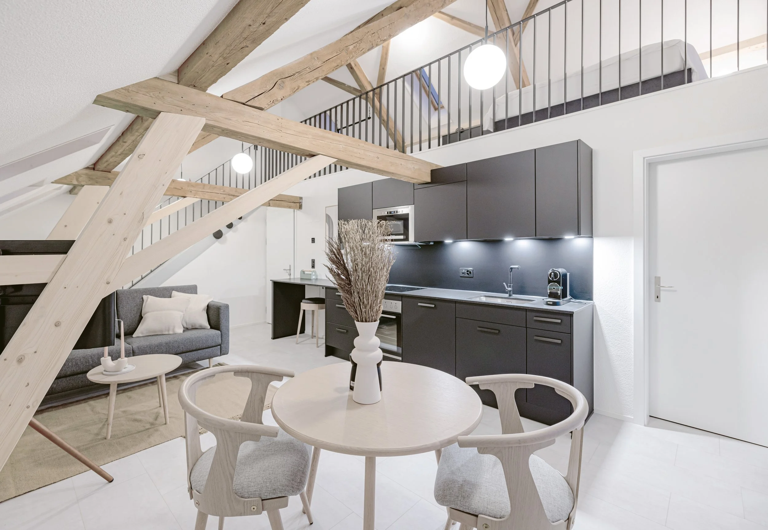 fleuve 42, Biel — Materialdetail: historisches Treppenhaus mit weiss lackiertem Geländer