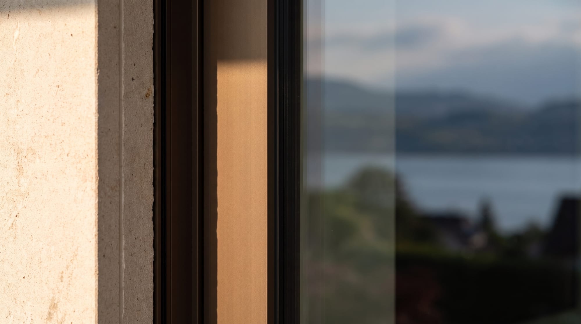 Pietra sospesa: Detail der bronzefarbenen Fensterrahmen (Sky-Frame)