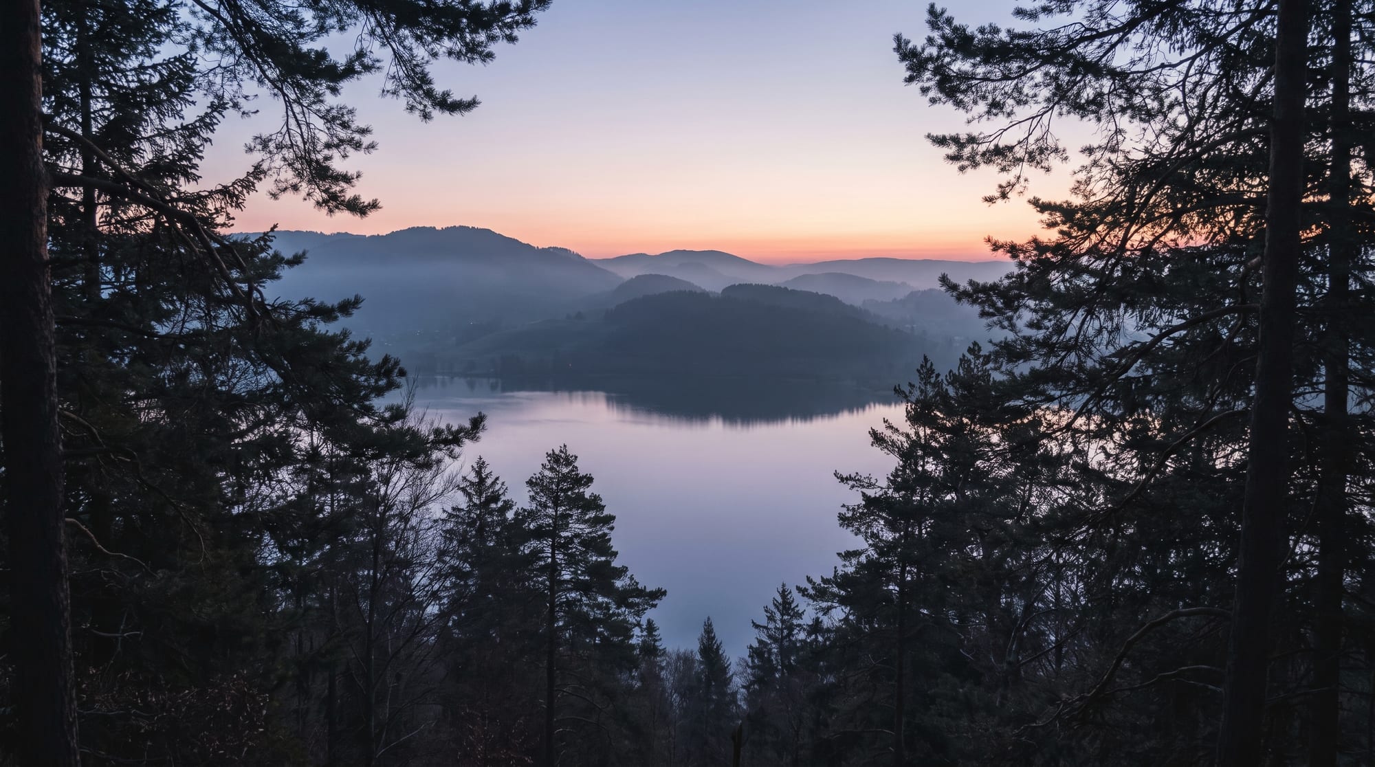 Pietra sospesa: Blick auf den Zürichsee im Morgennebel