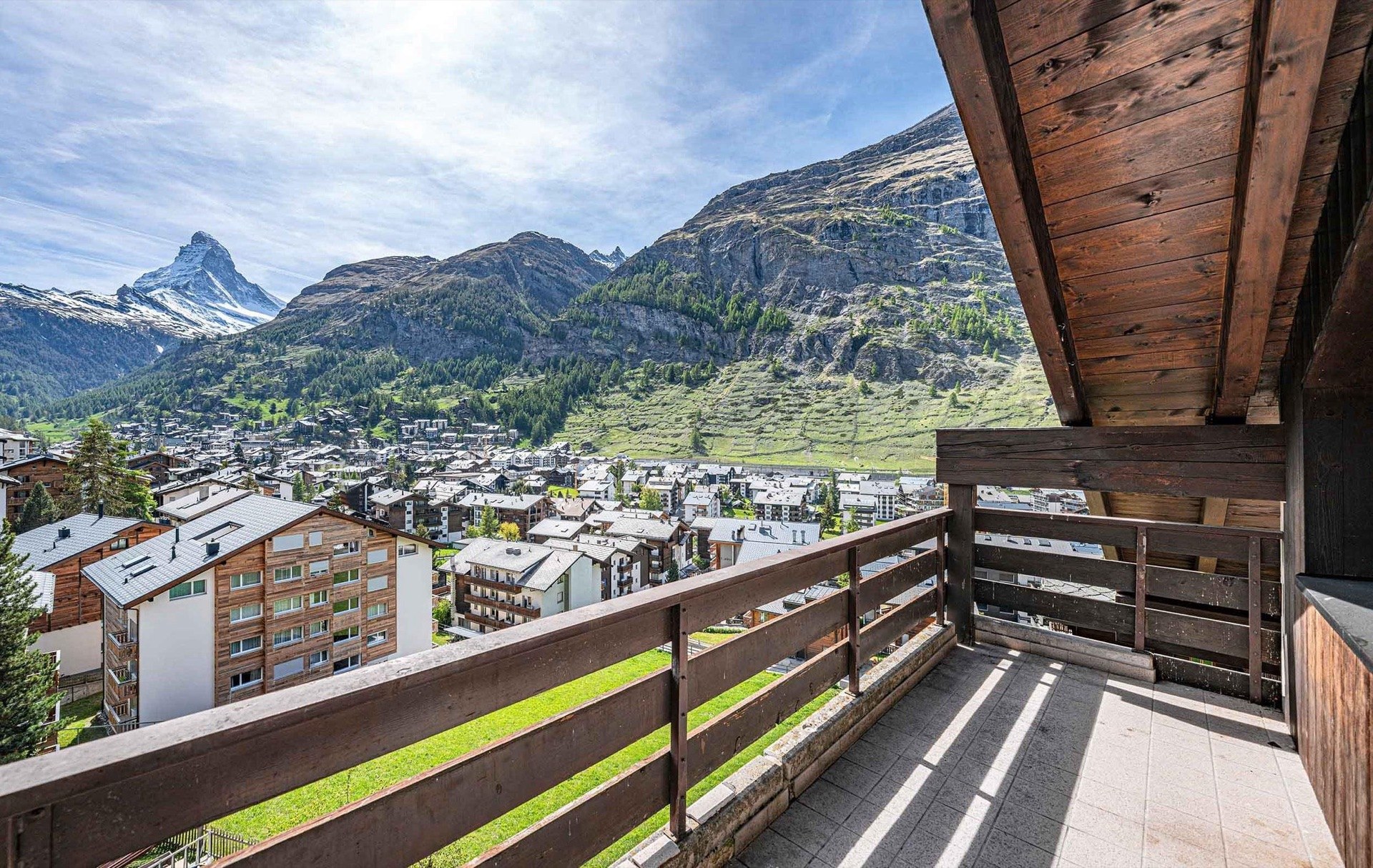 quattromila: Blick vom Balkon über Zermatt auf das Matterhorn