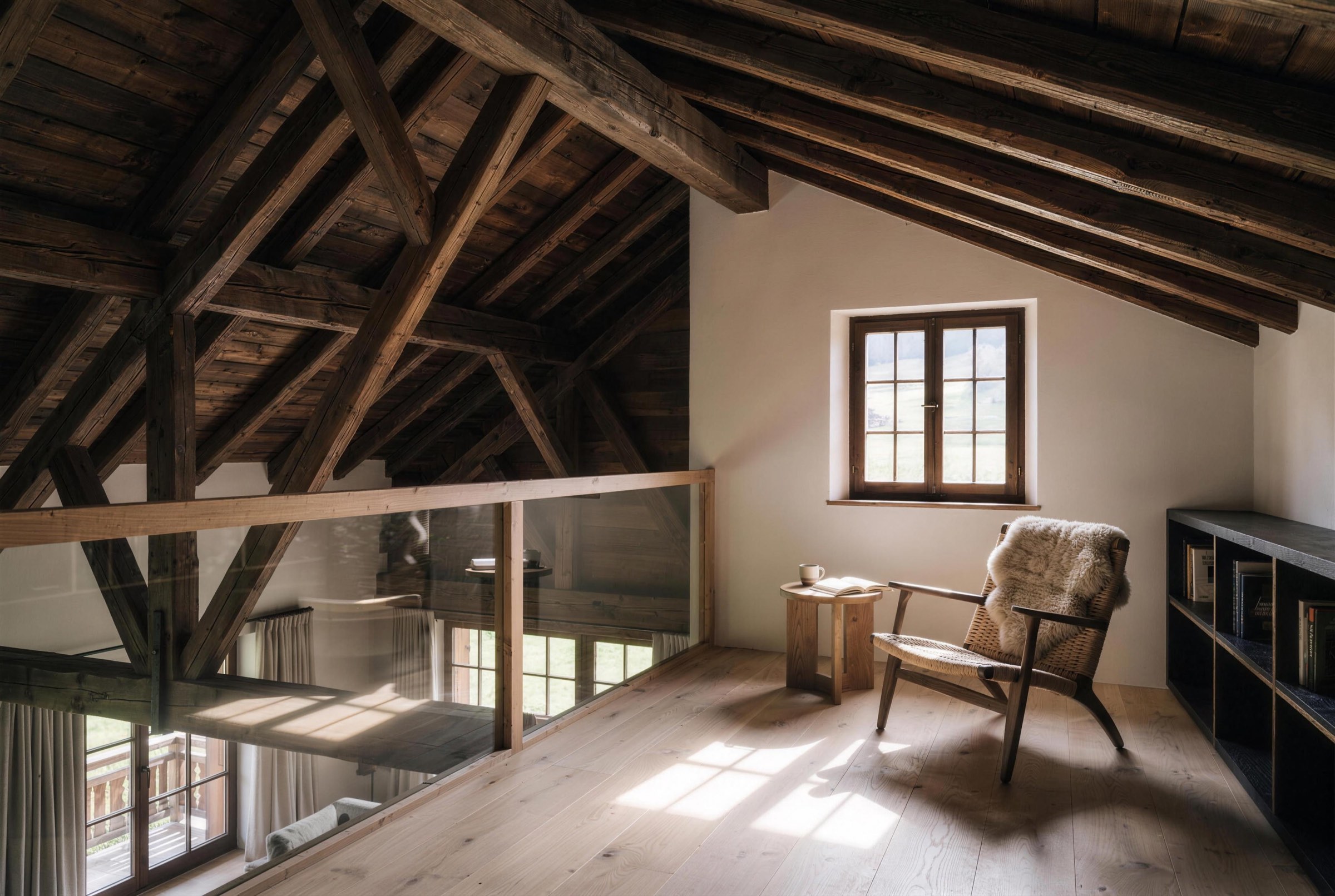 respiro: Galerie mit Leseecke im Dachgeschoss